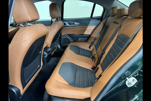 Alfa Romeo Giulia 2.0T 200pk Sprint Aut. Navigatie Apple Carplay Android Auto Camera Parkeersensoren Adaptive Cruise Control Dodehoek detectie Stoelverwarming Lichtmetalen velgen Climate Control