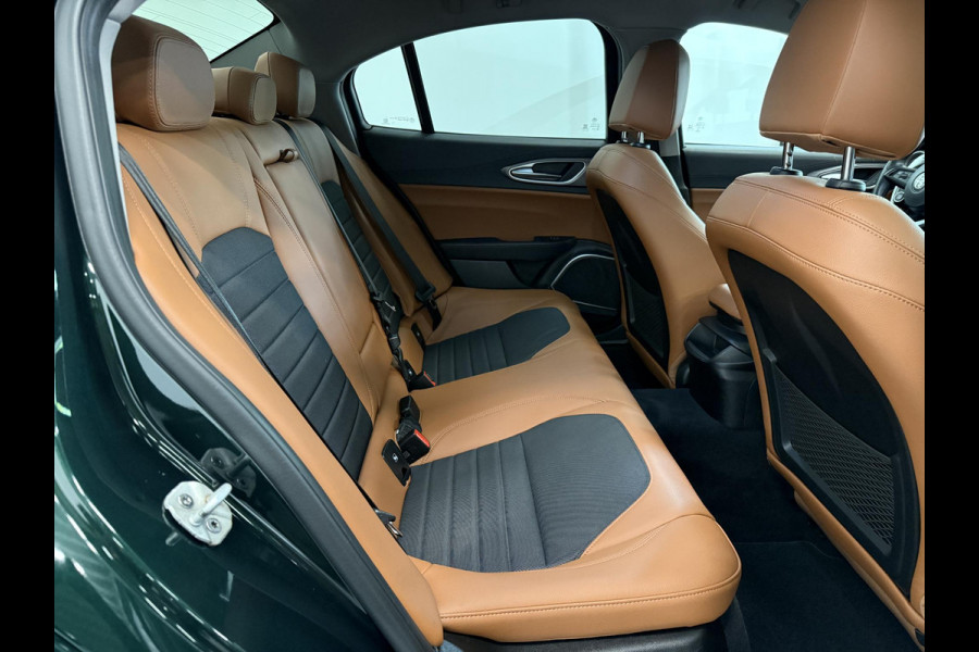 Alfa Romeo Giulia 2.0T 200pk Sprint Aut. Navigatie Apple Carplay Android Auto Camera Parkeersensoren Adaptive Cruise Control Dodehoek detectie Stoelverwarming Lichtmetalen velgen Climate Control