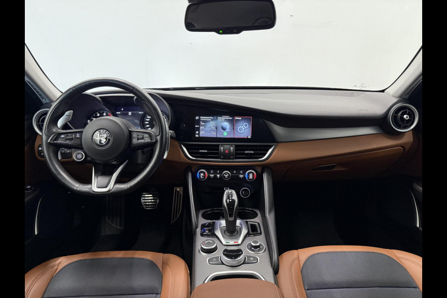Alfa Romeo Giulia 2.0T 200pk Sprint Aut. Navigatie Apple Carplay Android Auto Camera Parkeersensoren Adaptive Cruise Control Dodehoek detectie Stoelverwarming Lichtmetalen velgen Climate Control