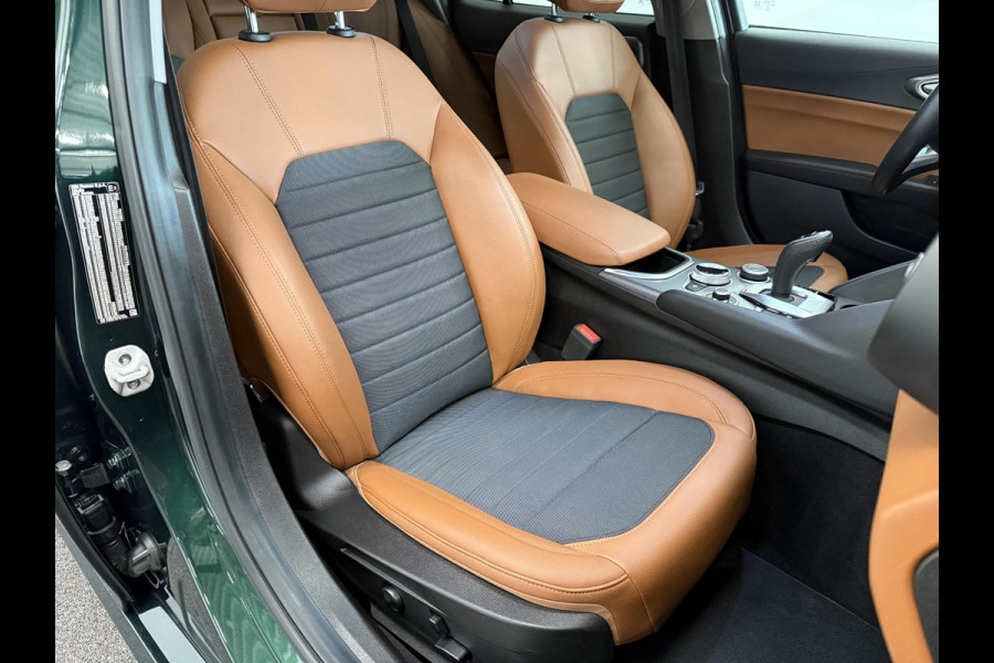 Alfa Romeo Giulia 2.0T 200pk Sprint Aut. Navigatie Apple Carplay Android Auto Camera Parkeersensoren Adaptive Cruise Control Dodehoek detectie Stoelverwarming Lichtmetalen velgen Climate Control