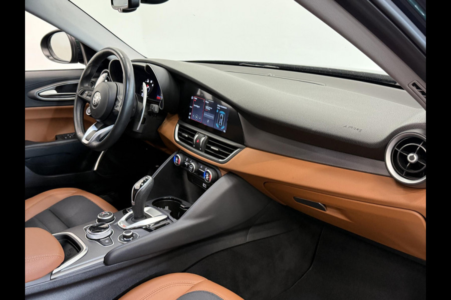 Alfa Romeo Giulia 2.0T 200pk Sprint Aut. Navigatie Apple Carplay Android Auto Camera Parkeersensoren Adaptive Cruise Control Dodehoek detectie Stoelverwarming Lichtmetalen velgen Climate Control