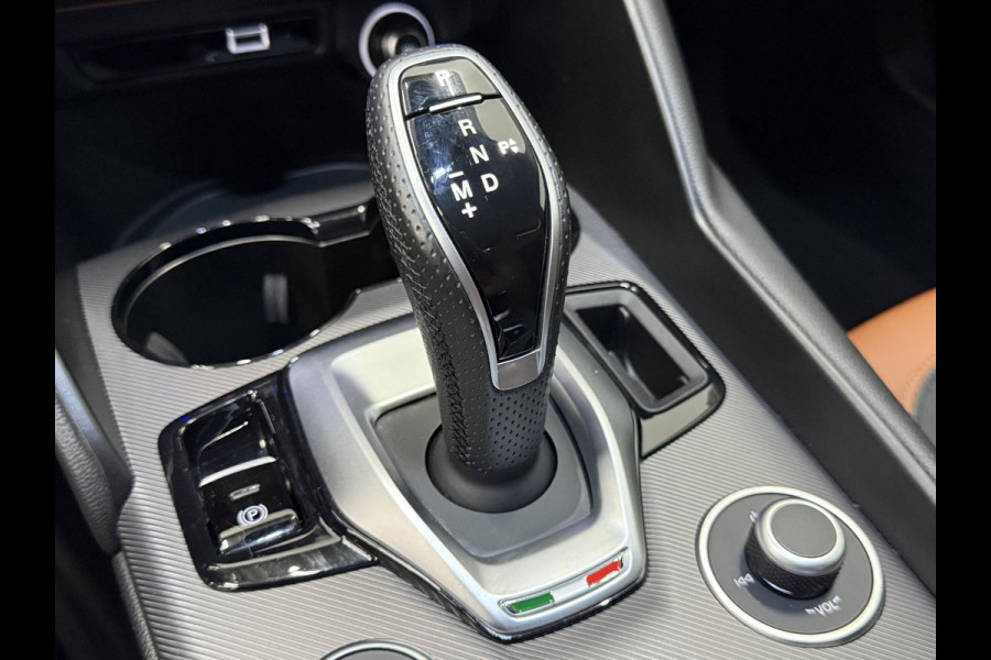 Alfa Romeo Giulia 2.0T 200pk Sprint Aut. Navigatie Apple Carplay Android Auto Camera Parkeersensoren Adaptive Cruise Control Dodehoek detectie Stoelverwarming Lichtmetalen velgen Climate Control