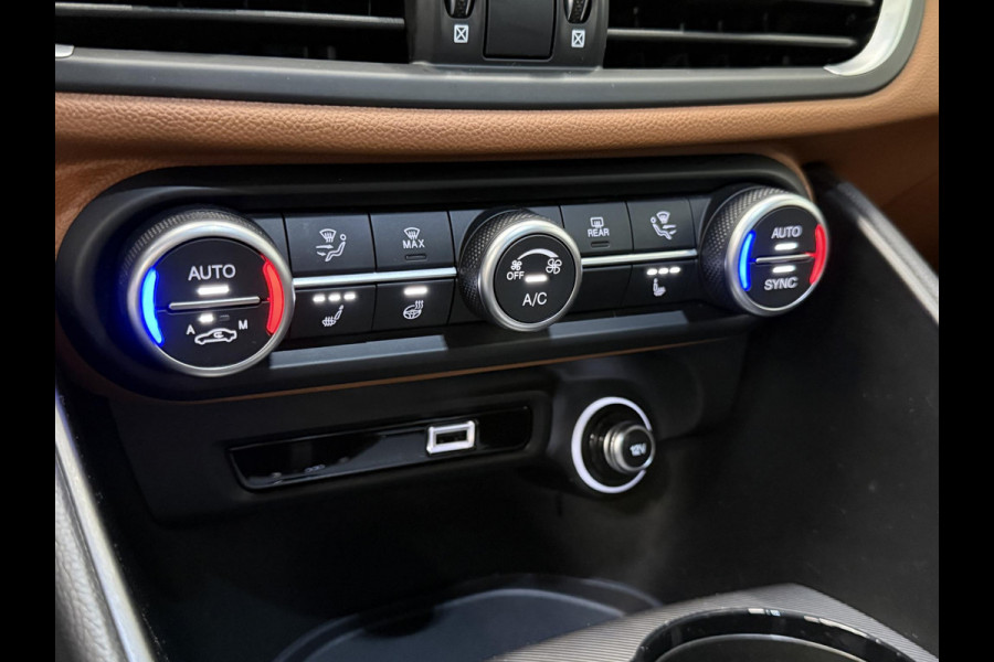 Alfa Romeo Giulia 2.0T 200pk Sprint Aut. Navigatie Apple Carplay Android Auto Camera Parkeersensoren Adaptive Cruise Control Dodehoek detectie Stoelverwarming Lichtmetalen velgen Climate Control