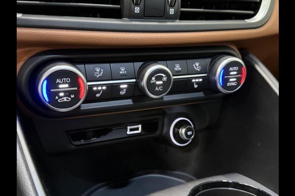 Alfa Romeo Giulia 2.0T 200pk Sprint Aut. Navigatie Apple Carplay Android Auto Camera Parkeersensoren Adaptive Cruise Control Dodehoek detectie Stoelverwarming Lichtmetalen velgen Climate Control