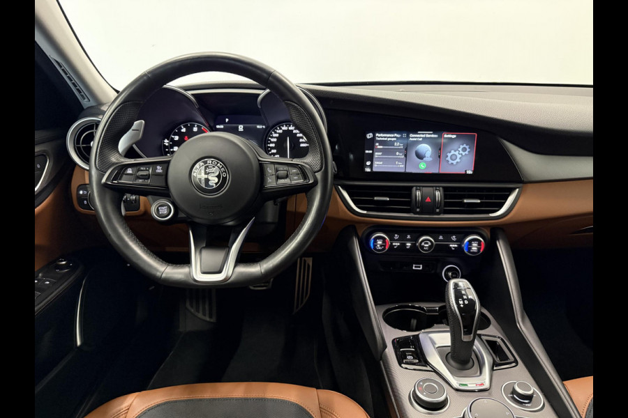 Alfa Romeo Giulia 2.0T 200pk Sprint Aut. Navigatie Apple Carplay Android Auto Camera Parkeersensoren Adaptive Cruise Control Dodehoek detectie Stoelverwarming Lichtmetalen velgen Climate Control