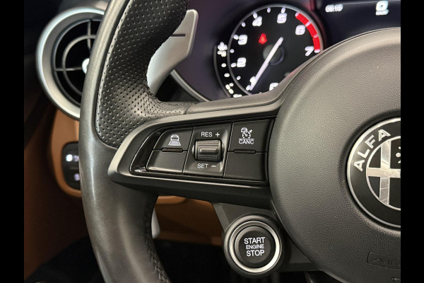 Alfa Romeo Giulia 2.0T 200pk Sprint Aut. Navigatie Apple Carplay Android Auto Camera Parkeersensoren Adaptive Cruise Control Dodehoek detectie Stoelverwarming Lichtmetalen velgen Climate Control