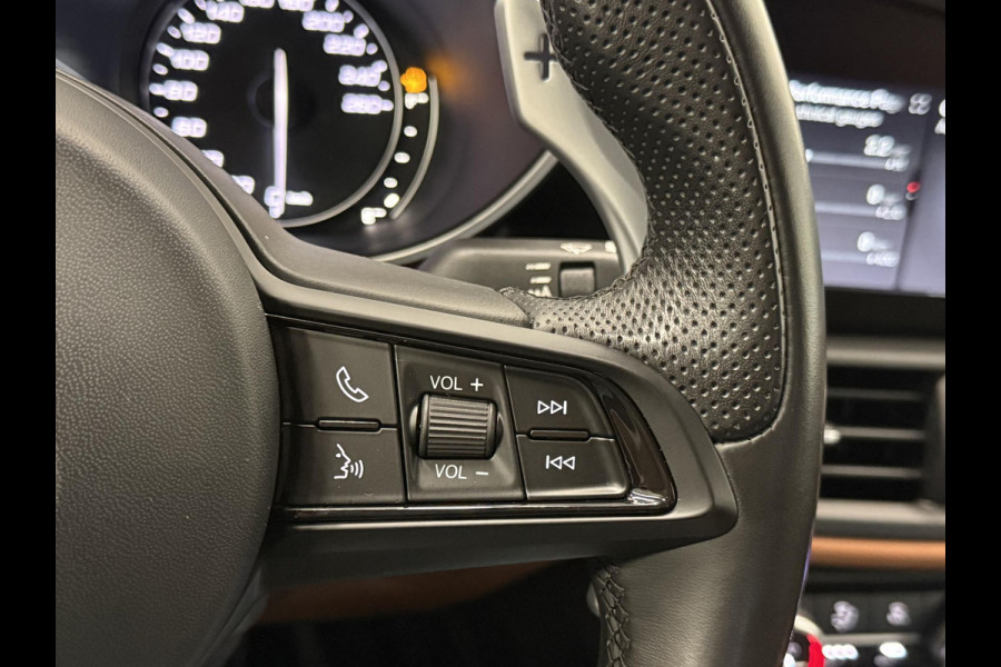 Alfa Romeo Giulia 2.0T 200pk Sprint Aut. Navigatie Apple Carplay Android Auto Camera Parkeersensoren Adaptive Cruise Control Dodehoek detectie Stoelverwarming Lichtmetalen velgen Climate Control
