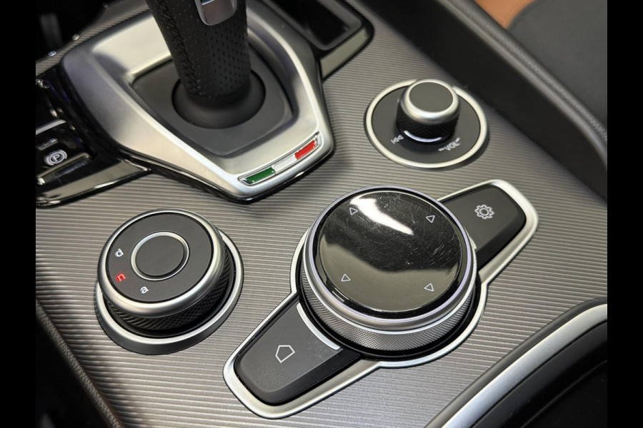 Alfa Romeo Giulia 2.0T 200pk Sprint Aut. Navigatie Apple Carplay Android Auto Camera Parkeersensoren Adaptive Cruise Control Dodehoek detectie Stoelverwarming Lichtmetalen velgen Climate Control