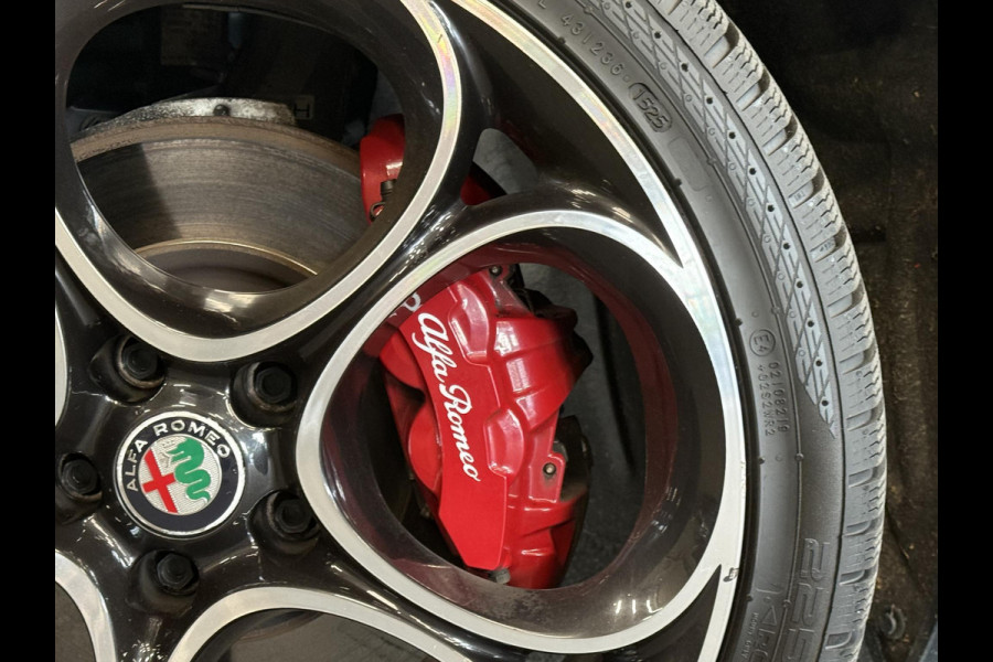 Alfa Romeo Giulia 2.0T 200pk Sprint Aut. Navigatie Apple Carplay Android Auto Camera Parkeersensoren Adaptive Cruise Control Dodehoek detectie Stoelverwarming Lichtmetalen velgen Climate Control