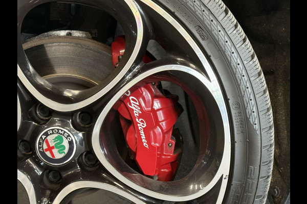 Alfa Romeo Giulia 2.0T 200pk Sprint Aut. Navigatie Apple Carplay Android Auto Camera Parkeersensoren Adaptive Cruise Control Dodehoek detectie Stoelverwarming Lichtmetalen velgen Climate Control