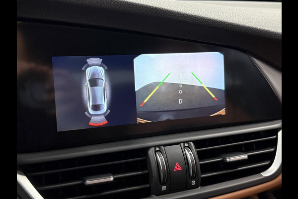 Alfa Romeo Giulia 2.0T 200pk Sprint Aut. Navigatie Apple Carplay Android Auto Camera Parkeersensoren Adaptive Cruise Control Dodehoek detectie Stoelverwarming Lichtmetalen velgen Climate Control