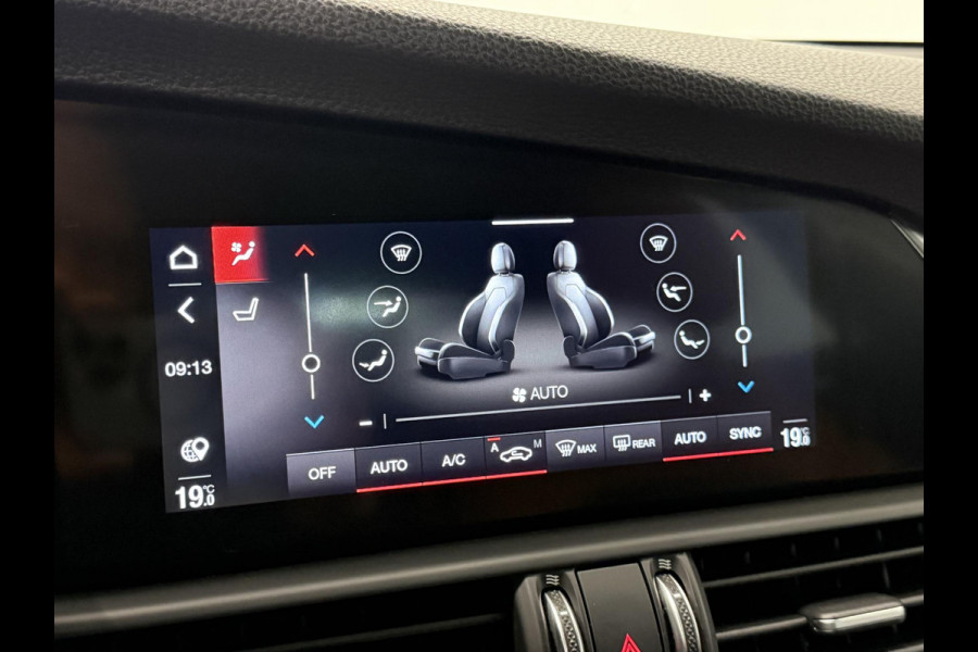 Alfa Romeo Giulia 2.0T 200pk Sprint Aut. Navigatie Apple Carplay Android Auto Camera Parkeersensoren Adaptive Cruise Control Dodehoek detectie Stoelverwarming Lichtmetalen velgen Climate Control