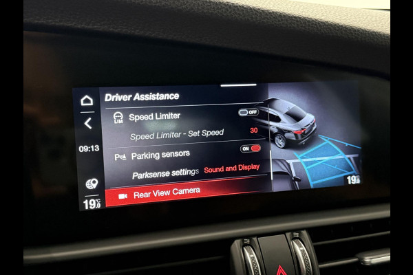 Alfa Romeo Giulia 2.0T 200pk Sprint Aut. Navigatie Apple Carplay Android Auto Camera Parkeersensoren Adaptive Cruise Control Dodehoek detectie Stoelverwarming Lichtmetalen velgen Climate Control