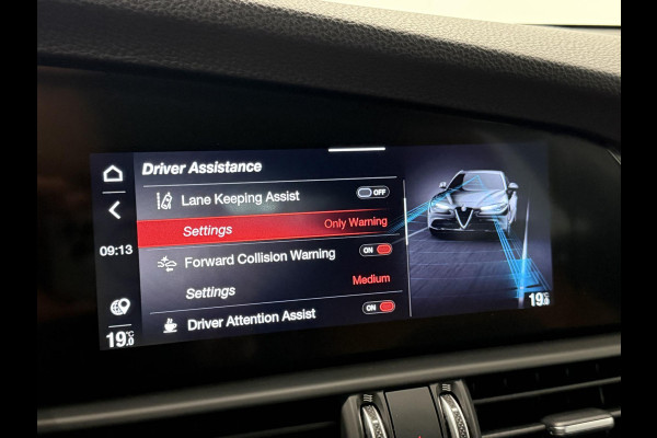 Alfa Romeo Giulia 2.0T 200pk Sprint Aut. Navigatie Apple Carplay Android Auto Camera Parkeersensoren Adaptive Cruise Control Dodehoek detectie Stoelverwarming Lichtmetalen velgen Climate Control