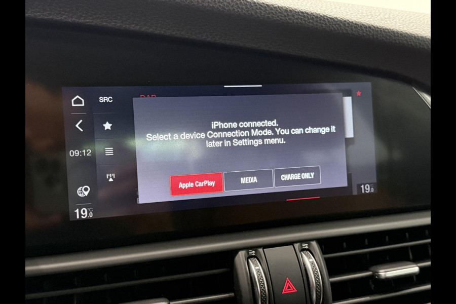 Alfa Romeo Giulia 2.0T 200pk Sprint Aut. Navigatie Apple Carplay Android Auto Camera Parkeersensoren Adaptive Cruise Control Dodehoek detectie Stoelverwarming Lichtmetalen velgen Climate Control