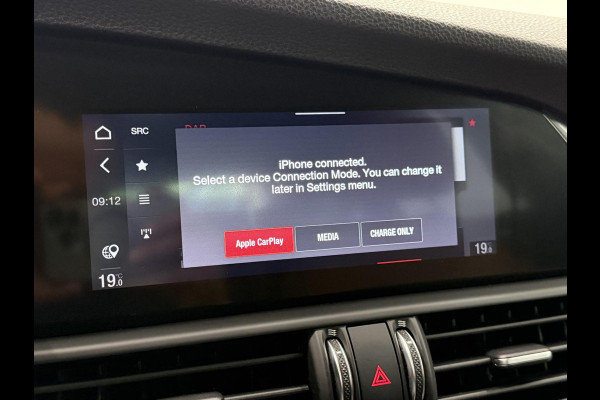 Alfa Romeo Giulia 2.0T 200pk Sprint Aut. Navigatie Apple Carplay Android Auto Camera Parkeersensoren Adaptive Cruise Control Dodehoek detectie Stoelverwarming Lichtmetalen velgen Climate Control