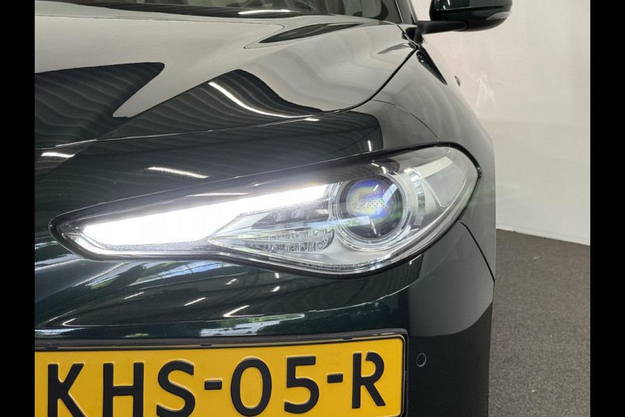 Alfa Romeo Giulia 2.0T 200pk Sprint Aut. Navigatie Apple Carplay Android Auto Camera Parkeersensoren Adaptive Cruise Control Dodehoek detectie Stoelverwarming Lichtmetalen velgen Climate Control