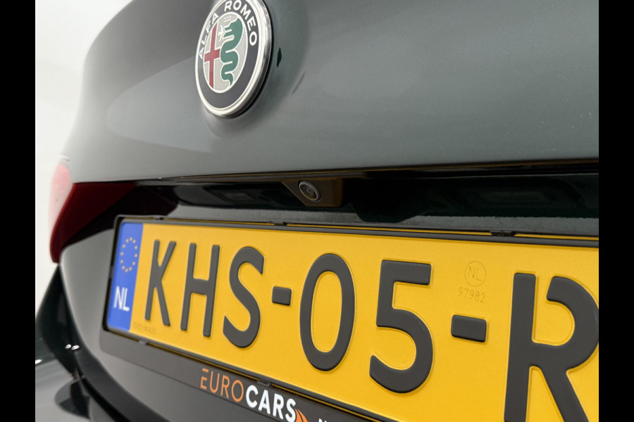 Alfa Romeo Giulia 2.0T 200pk Sprint Aut. Navigatie Apple Carplay Android Auto Camera Parkeersensoren Adaptive Cruise Control Dodehoek detectie Stoelverwarming Lichtmetalen velgen Climate Control
