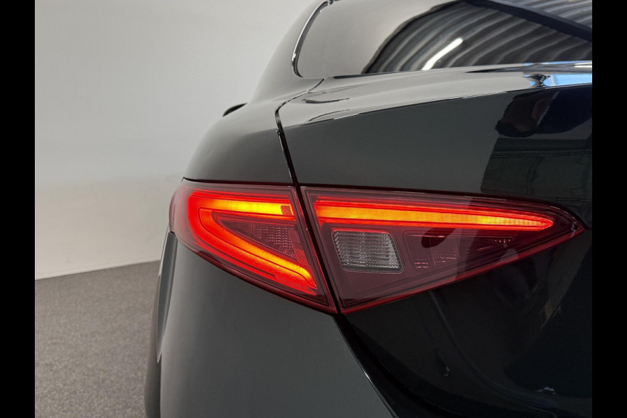 Alfa Romeo Giulia 2.0T 200pk Sprint Aut. Navigatie Apple Carplay Android Auto Camera Parkeersensoren Adaptive Cruise Control Dodehoek detectie Stoelverwarming Lichtmetalen velgen Climate Control