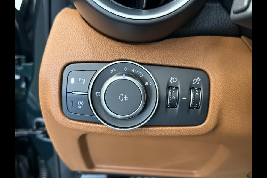 Alfa Romeo Giulia 2.0T 200pk Sprint Aut. Navigatie Apple Carplay Android Auto Camera Parkeersensoren Adaptive Cruise Control Dodehoek detectie Stoelverwarming Lichtmetalen velgen Climate Control