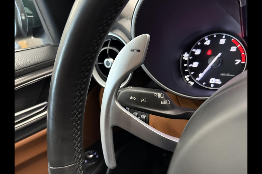 Alfa Romeo Giulia 2.0T 200pk Sprint Aut. Navigatie Apple Carplay Android Auto Camera Parkeersensoren Adaptive Cruise Control Dodehoek detectie Stoelverwarming Lichtmetalen velgen Climate Control