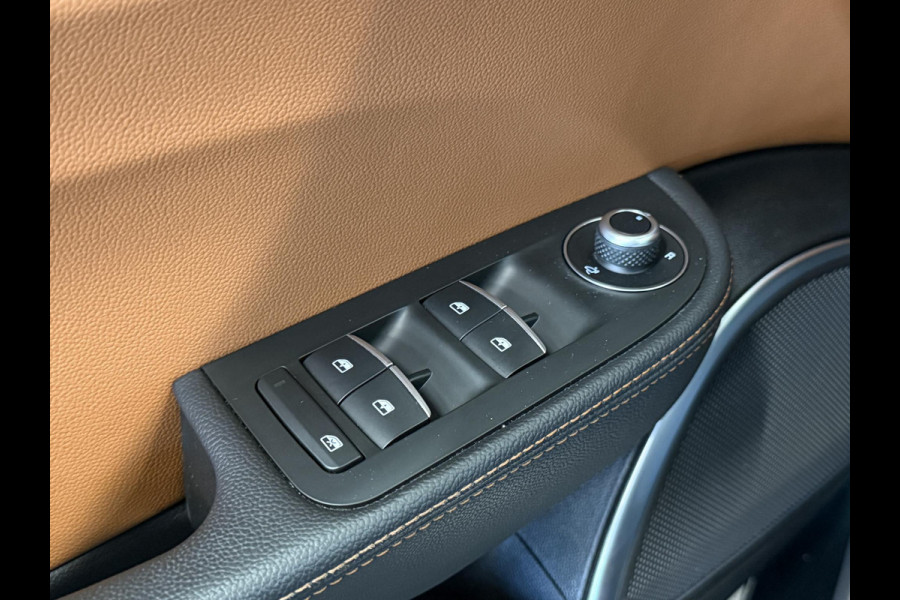 Alfa Romeo Giulia 2.0T 200pk Sprint Aut. Navigatie Apple Carplay Android Auto Camera Parkeersensoren Adaptive Cruise Control Dodehoek detectie Stoelverwarming Lichtmetalen velgen Climate Control