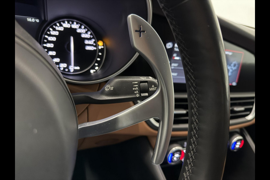 Alfa Romeo Giulia 2.0T 200pk Sprint Aut. Navigatie Apple Carplay Android Auto Camera Parkeersensoren Adaptive Cruise Control Dodehoek detectie Stoelverwarming Lichtmetalen velgen Climate Control