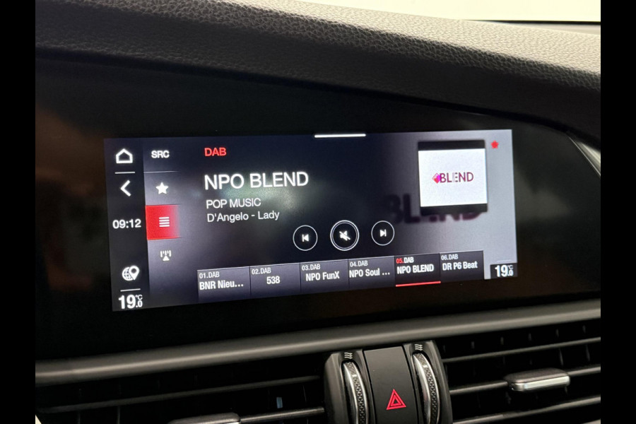 Alfa Romeo Giulia 2.0T 200pk Sprint Aut. Navigatie Apple Carplay Android Auto Camera Parkeersensoren Adaptive Cruise Control Dodehoek detectie Stoelverwarming Lichtmetalen velgen Climate Control