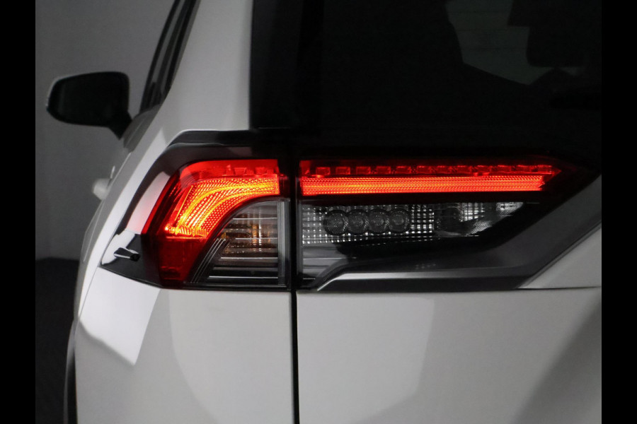 Toyota RAV4 2.5 Hybrid AWD Dynamic Luxury | Trekhaak | Trekgewicht 1650kg | Stuur-/Stoelverwarming | Parkeersensoren Voor & Achter |