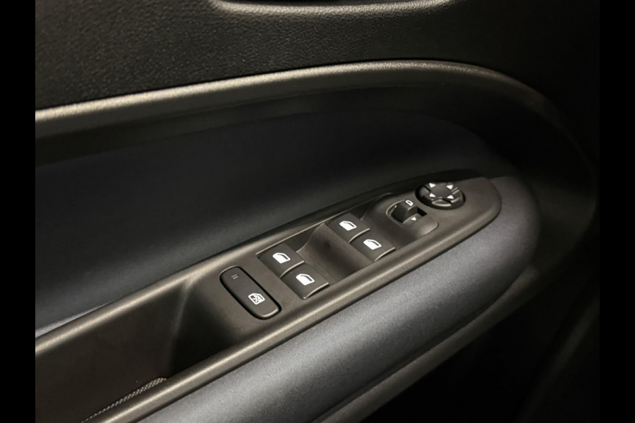 Alfa Romeo junior Elettrica Automaat 156PK Adaptieve Cruise Control LMV 18 inch Full Led Matrix Parkeer sensoren Navigatie Apple Carplay / Android auto  Climate Control