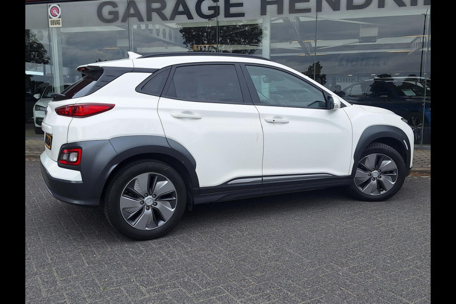 Hyundai Kona EV Premium 64 kWh | SOH: 96,8% | Warmtepomp | Lage km-stand | Leder | HUD | Blindspot | Full LED |