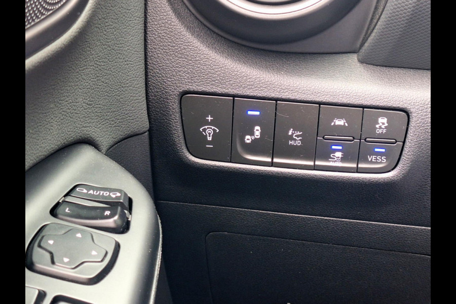 Hyundai Kona EV Premium 64 kWh | SOH: 96,8% | Warmtepomp | Lage km-stand | Leder | HUD | Blindspot | Full LED |