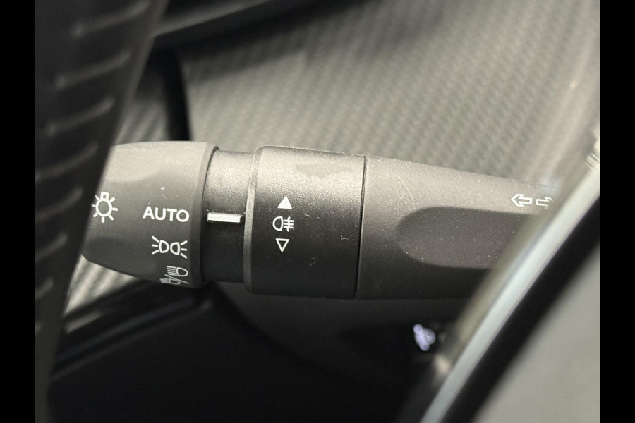 Peugeot 2008 1.2 PureTech 100 Allure Navigatie Apple Carplay/Android Auto Parkeersensoren Cruise Control Full LED Virtual Cockpit Climate Control Lichtmetalen velgen