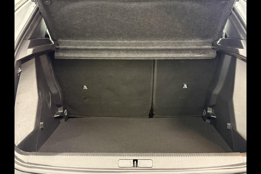 Peugeot 2008 1.2 PureTech 100 Allure Navigatie Apple Carplay/Android Auto Parkeersensoren Cruise Control Full LED Virtual Cockpit Climate Control Lichtmetalen velgen