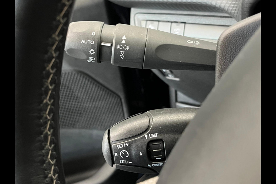Peugeot 2008 1.2 PureTech Allure Navigatie Apple Carplay Android Auto Parkeersensoren achter Cruise Control Climate Control Lichtmetalen velgen