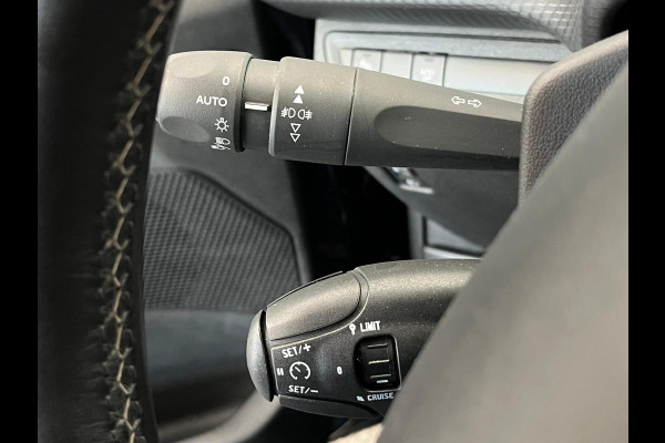 Peugeot 2008 1.2 PureTech Allure Navigatie Apple Carplay Android Auto Parkeersensoren achter Cruise Control Climate Control Lichtmetalen velgen