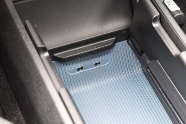 Volvo EX30 Single Motor Extended Range Plus Europa 69 kWh / Adaptive Cruise control / Extra getint glas / Climate Pack / Achteruitrijcamera / Elektrisch verstelbare stoelen / Parkeersensoren V+A