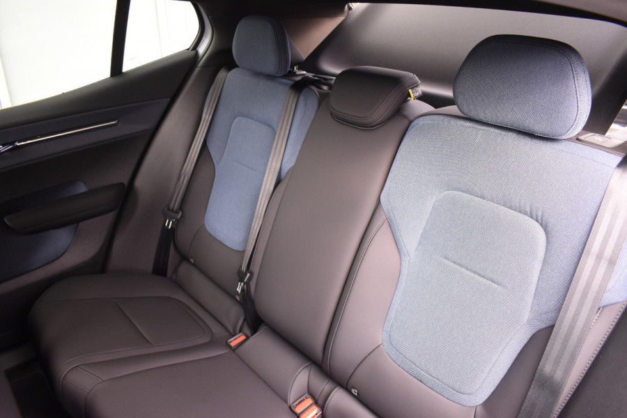 Volvo EX30 Single Motor Extended Range Plus Europa 69 kWh / Adaptive Cruise control / Extra getint glas / Climate Pack / Achteruitrijcamera / Elektrisch verstelbare stoelen / Parkeersensoren V+A