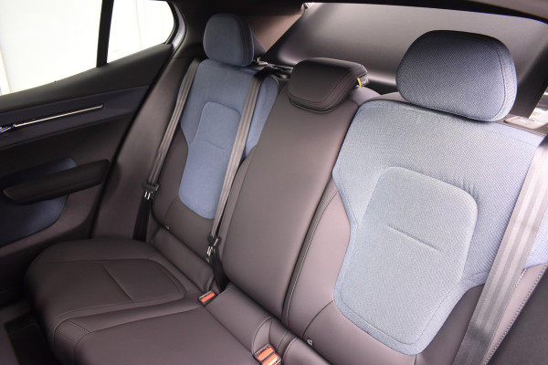 Volvo EX30 Single Motor Extended Range Plus Europa 69 kWh / Adaptive Cruise control / Extra getint glas / Climate Pack / Achteruitrijcamera / Elektrisch verstelbare stoelen / Parkeersensoren V+A