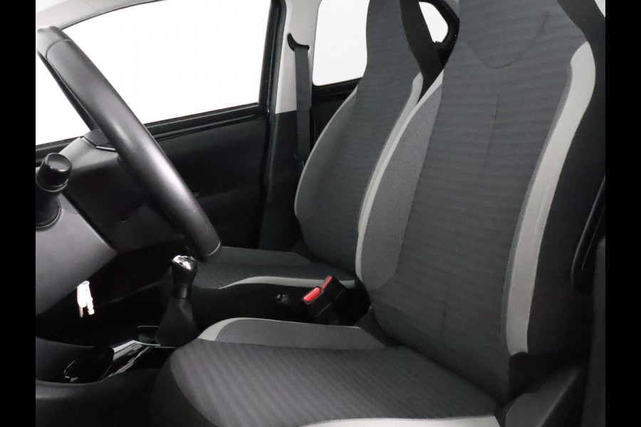 Toyota Aygo 1.0 VVT-i X-Joy Pack | Apple Carplay & AndroidAUTO | Lichtmetalen velgen | Privacy Glass |