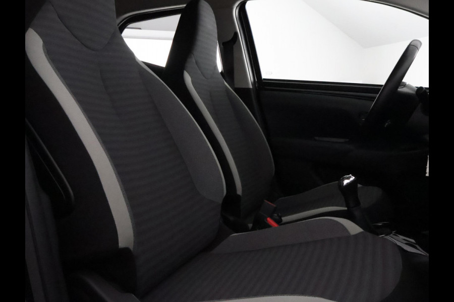 Toyota Aygo 1.0 VVT-i X-Joy Pack | Apple Carplay & AndroidAUTO | Lichtmetalen velgen | Privacy Glass |