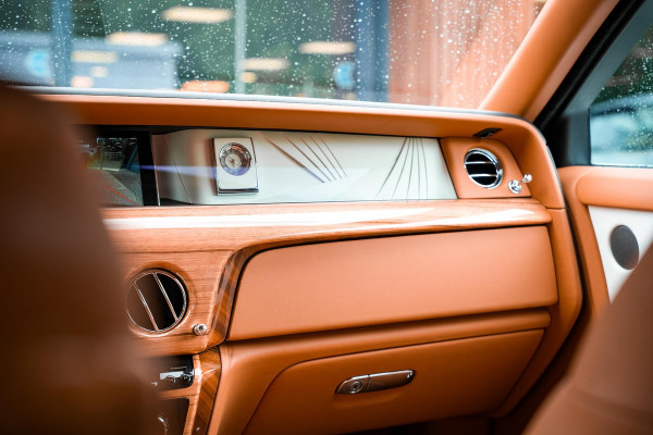 Rolls-Royce Phantom 6.7 V12 Starlight Headliner Rear Theatre Individual Rear Seats 22-Inch Polished Wheels