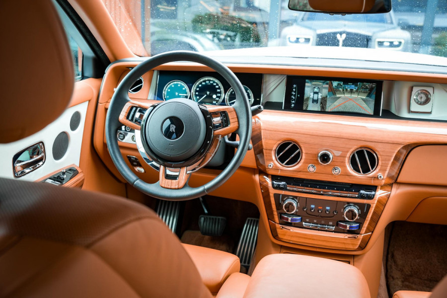 Rolls-Royce Phantom 6.7 V12 Starlight Headliner Rear Theatre Individual Rear Seats 22-Inch Polished Wheels