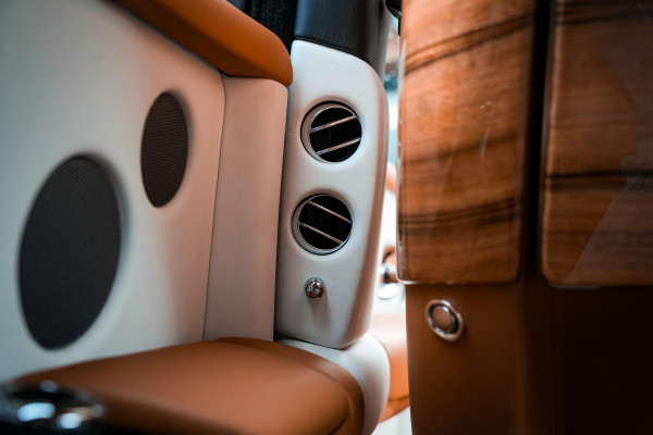 Rolls-Royce Phantom 6.7 V12 Starlight Headliner Rear Theatre Individual Rear Seats 22-Inch Polished Wheels