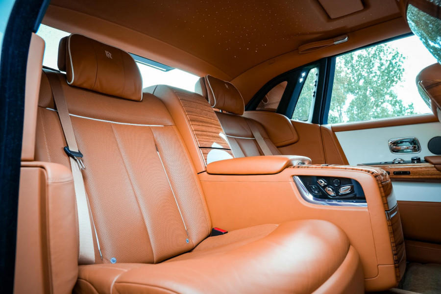 Rolls-Royce Phantom 6.7 V12 Starlight Headliner Rear Theatre Individual Rear Seats 22-Inch Polished Wheels