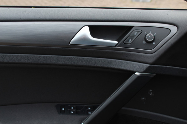 Volkswagen e-Golf e-Golf / SOH 93% / NL Auto! / CarPlay / Parkeerhulp V+A / 16'' / LED / DAB / ACC