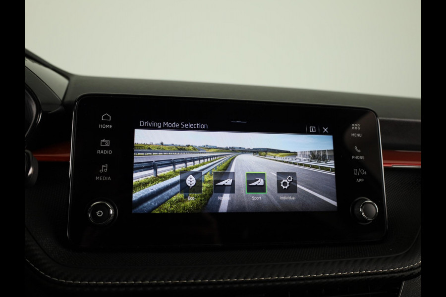 Škoda Fabia 1.0 TSI Monte Carlo 115 pk Automaat (DSG) | Verlengde garantie | Navigatie via App | Parkeersensoren | Achteruitrijcamera | Adaptieve cruise control | Stoelverwarming |