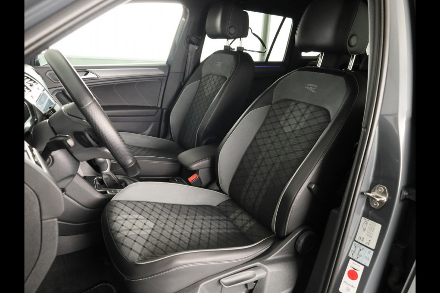 Volkswagen Tiguan 1.4 TSI eHybrid R-Line Business 245PK PHEV | Navigatie | Trekhaak | Parkeercamera | Adaptief onderstel | Black Style |