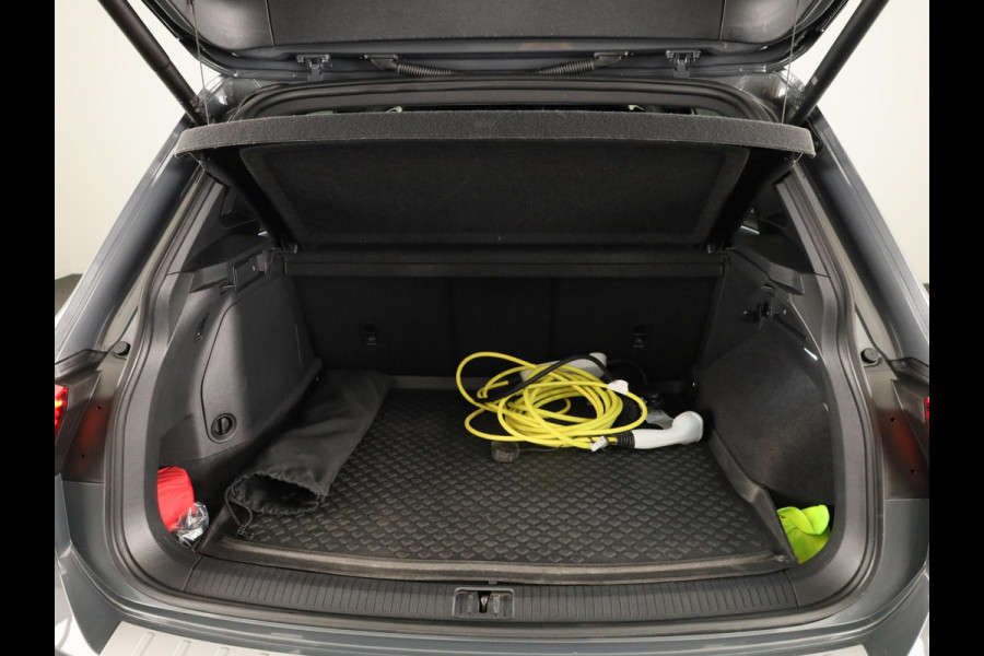 Volkswagen Tiguan 1.4 TSI eHybrid R-Line Business 245PK PHEV | Navigatie | Trekhaak | Parkeercamera | Adaptief onderstel | Black Style |