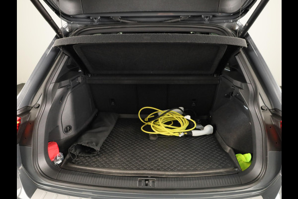 Volkswagen Tiguan 1.4 TSI eHybrid R-Line Business 245PK PHEV | Navigatie | Trekhaak | Parkeercamera | Adaptief onderstel | Black Style |
